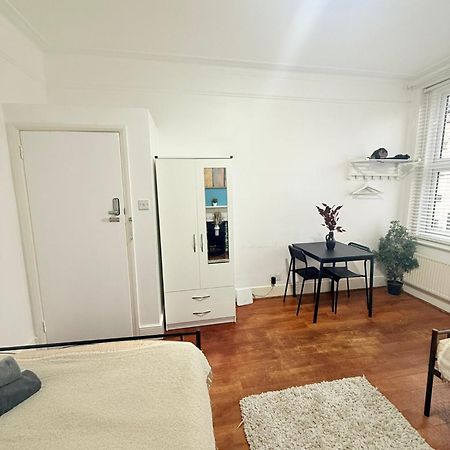 Cricklewood Broadway Guest Home ลอนดอน ภายนอก รูปภาพ