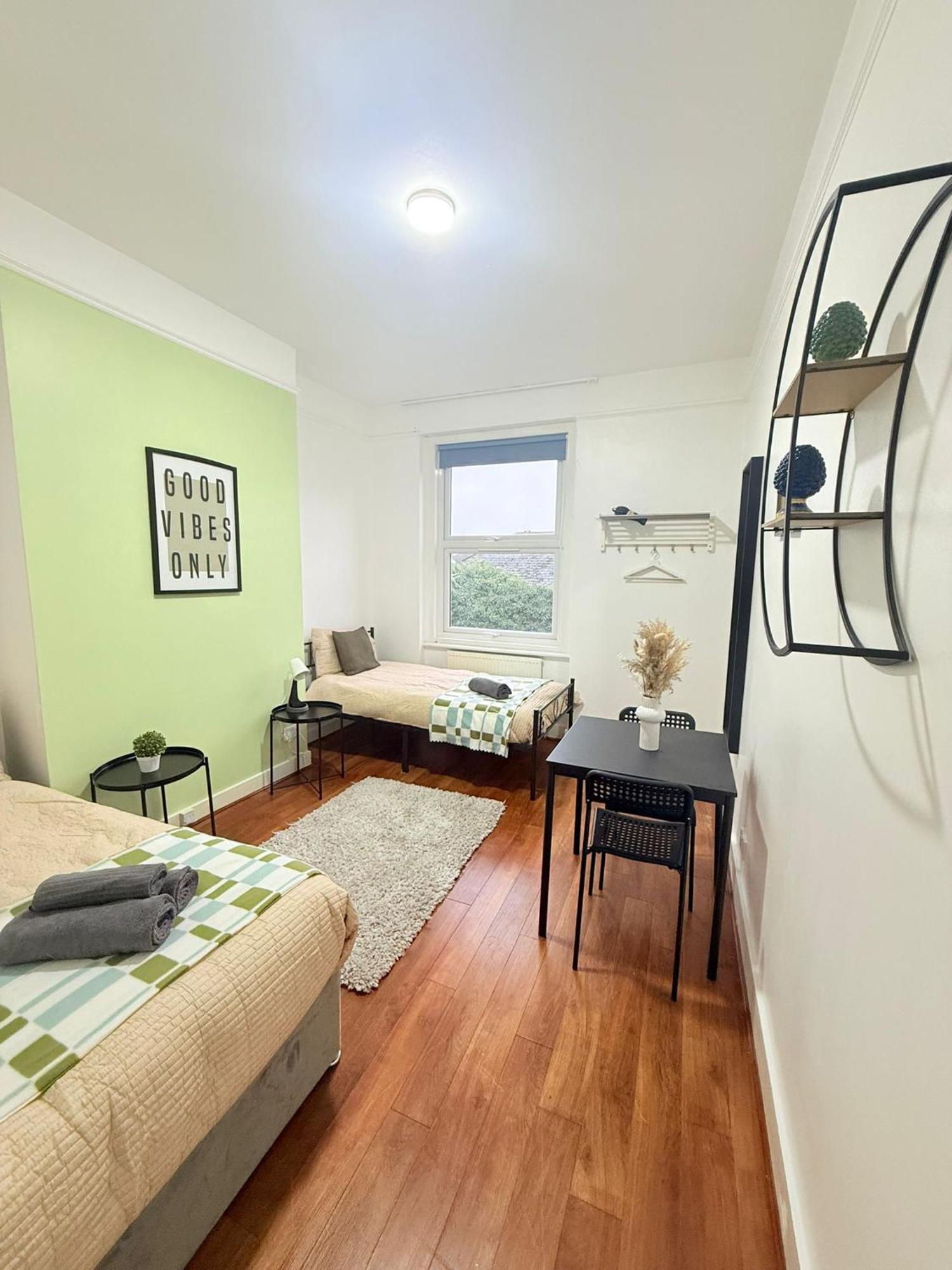 Cricklewood Broadway Guest Home ลอนดอน ภายนอก รูปภาพ