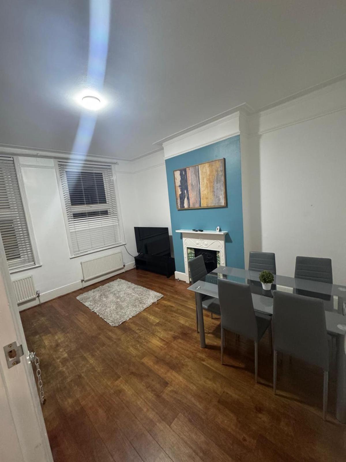 Cricklewood Broadway Guest Home ลอนดอน ภายนอก รูปภาพ