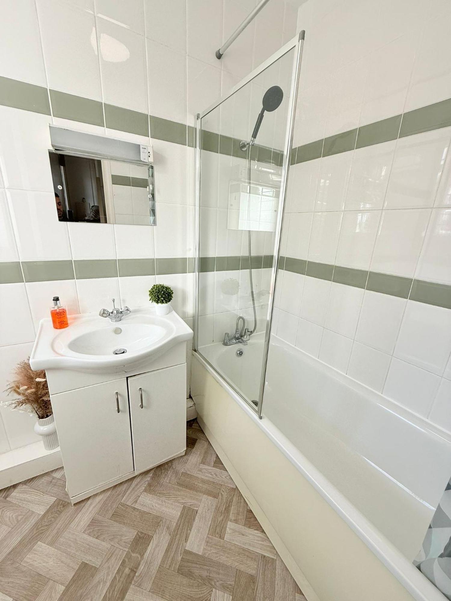 Cricklewood Broadway Guest Home ลอนดอน ภายนอก รูปภาพ