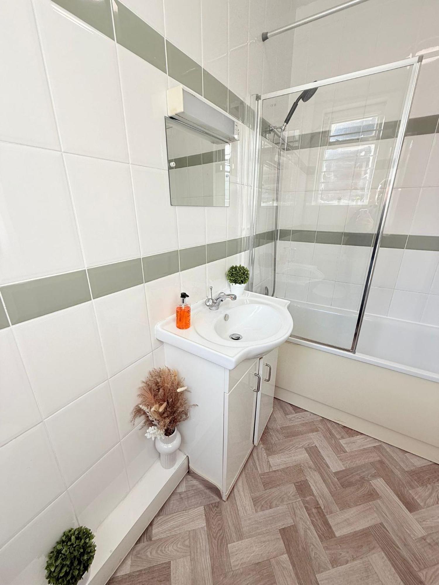 Cricklewood Broadway Guest Home ลอนดอน ภายนอก รูปภาพ