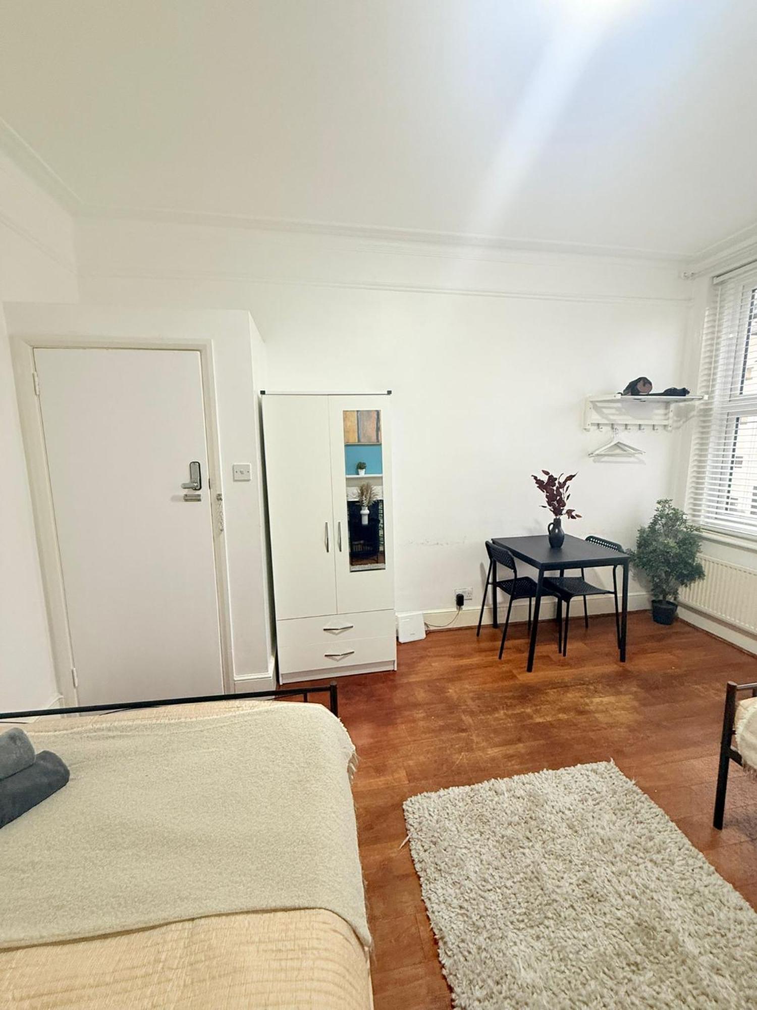 Cricklewood Broadway Guest Home ลอนดอน ภายนอก รูปภาพ