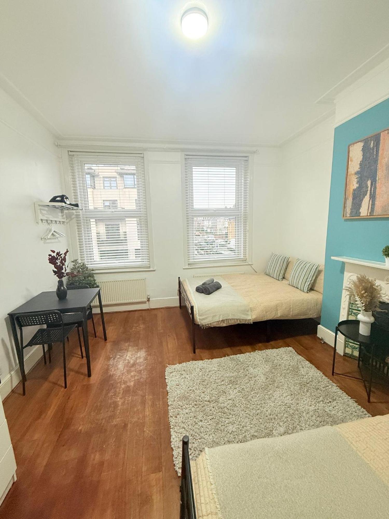 Cricklewood Broadway Guest Home ลอนดอน ภายนอก รูปภาพ
